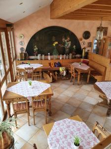 Restaurace v ubytování Weinhaus Paradies