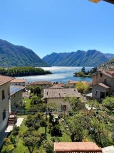 Lora Lake Villa في Ossuccio: اطلاله على مدينه بها نهر وجبال