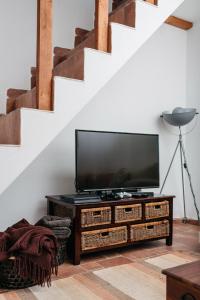 een woonkamer met een televisie op een houten entertainmentcentrum bij Villa Filipa in Brkač