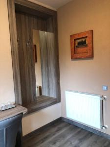 a bathroom with a mirror and a sink at Katalin Motel & Étterem in Berettyóújfalu