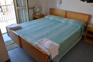 una camera con letto e piumone blu di Hotel Elvira a Rimini