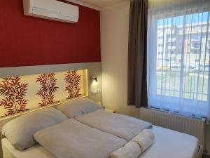 A bed or beds in a room at gyorapartman-TOP