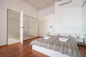 A bed or beds in a room at Cinema Zeus Studios - by Avelink
