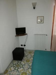 A television and/or entertainment centre at Hotel Sibilla Residence