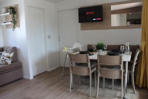 Televízia a/alebo spoločenská miestnosť v ubytovaní Two Sisters mobile home