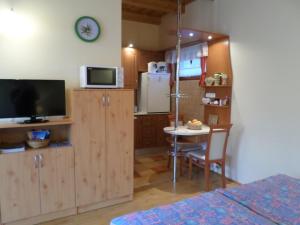 Betérő Apartman Veszprém tesisinde mutfak veya mini mutfak