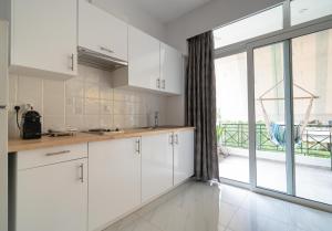 A kitchen or kitchenette at Cinema Zeus Studios - by Avelink