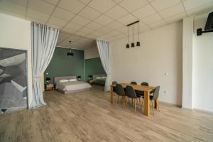 A bed or beds in a room at Cinema Zeus Studios - by Avelink