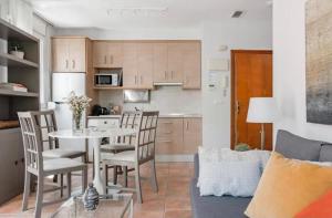 Kuchyň nebo kuchyňský kout v ubytování Apartamentos La Llum