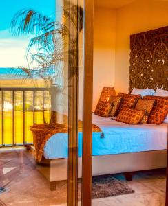 Postel nebo postele na pokoji v ubytování Amazing Sea View La Hacienda Alcaidesa Links Golf Beach Resort