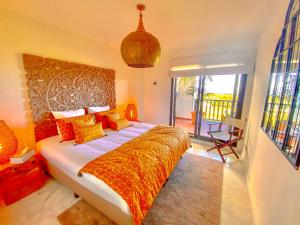 1 dormitorio con cama grande y ventana grande en Amazing Sea View La Hacienda Alcaidesa Links Golf Beach Resort, en Alcaidesa