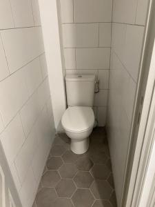 ein kleines Bad mit WC in einer Kabine in der Unterkunft Appartement La Guignette in La Rochelle + 17 Fotos