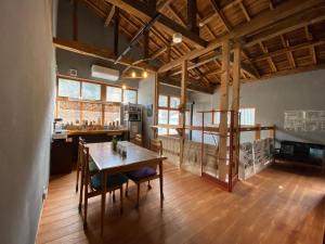 eine Küche und ein Esszimmer mit einem Tisch und Stühlen in der Unterkunft yuzaka - natural & sustainable inn - in Kazuno