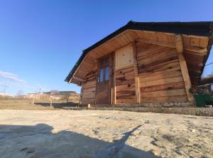 un edificio de madera con una ventana lateral en Brvnara Krin 2 en Nova Varoš