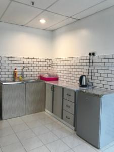 邦咯的住宿－Pangkor Coralbay Resort 201 apartment，厨房配有水槽和台面
