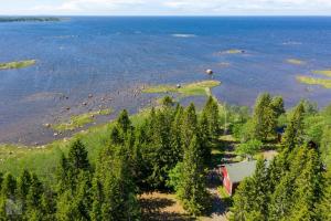 een luchtzicht op een meer met bomen bij Nelikko juhla- ja majoitustilat in Himanka
