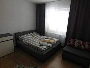 - une petite chambre avec un lit et une fenêtre dans l'établissement Ubytovanie u Albína, à Betlanovce