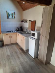 Η κουζίνα ή μικρή κουζίνα στο Gîte op camping Le Bonhomme