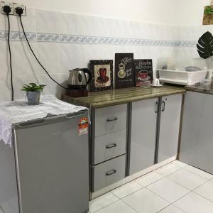 Ett kök eller pentry på coralbay apartment pangkor island