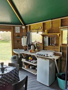 Kuhinja ili čajna kuhinja u objektu Camping Parc de la Brenne