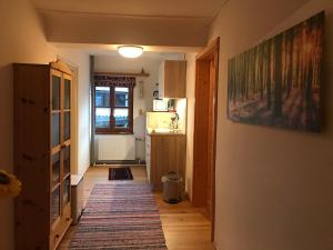a hallway with a kitchen and a door to a room at Alte Schule Weichselboden in Weichselboden