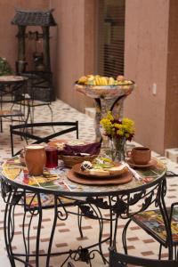 una mesa con una bandeja de comida encima en Camino Mexicano Hotel & Resort en Tuxtla Gutiérrez