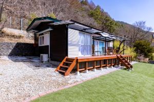 富士河口湖町にあるKoKo Terrace Fujiのポーチとデッキ付きの小さなキャビン