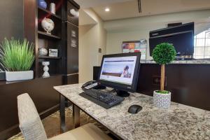 TV a/nebo společenská místnost v ubytování Staybridge Suites Plano - The Colony by IHG