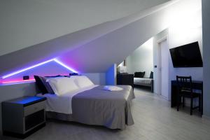 Postel nebo postele na pokoji v ubytování J Hotel + 18 fotografií