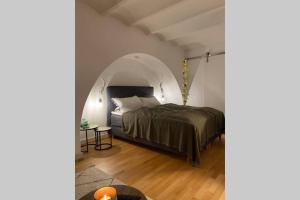 1 dormitorio con 1 cama con techo abovedado en City Apartment, en Mainz