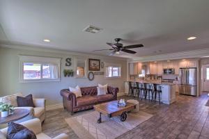 Cucina o angolo cottura di Walk to Downtown Gilbert Home with Fire Pit!