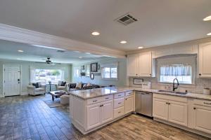 Cucina o angolo cottura di Walk to Downtown Gilbert Home with Fire Pit!