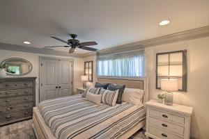 una camera da letto con un letto e un ventilatore a soffitto di Walk to Downtown Gilbert Home with Fire Pit! a Gilbert