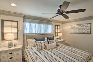Letto o letti in una camera di Walk to Downtown Gilbert Home with Fire Pit!