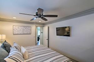 Letto o letti in una camera di Walk to Downtown Gilbert Home with Fire Pit!