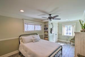 Letto o letti in una camera di Walk to Downtown Gilbert Home with Fire Pit!