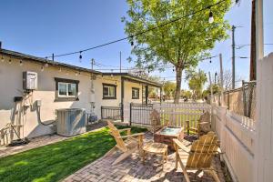 un patio con sedie e un tavolo in un cortile di Walk to Downtown Gilbert Home with Fire Pit! a Gilbert