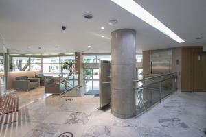 a lobby with a column in the middle of a building at Belo Horizonte Plaza in Belo Horizonte