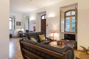 a living room with a couch and a table at Quinta do Americano in Sardoal