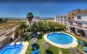 Bazén v ubytování Hotel Pozo del Duque nebo v jeho okolí