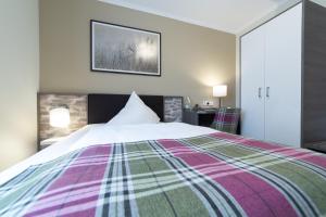 
Ein Bett oder Betten in einem Zimmer der Unterkunft AKZENT Hotel Thiemann
