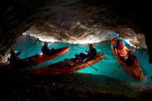 un grupo de personas en kayaks en una cueva en Gostilna PIK, en Prevalje