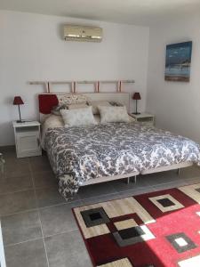 um quarto com uma cama e duas mesas e um tapete em Espuna Walks Casa Los Arcos em Totana