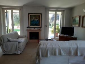 a living room with a couch and a fireplace at Casa Tina in Verona