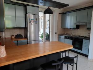 een keuken met een houten aanrecht en een koelkast bij Casa Tina in Verona