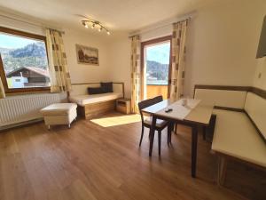 Łóżko lub łóżka w pokoju w obiekcie Aparthotel Buchauer-Tirol