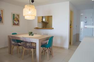 uma cozinha e sala de jantar com mesa e cadeiras em BINIPARADISE - Villa Bini em Binibeca