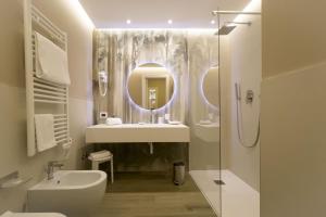 A bathroom at La Perla