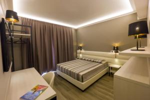 A bed or beds in a room at La Perla