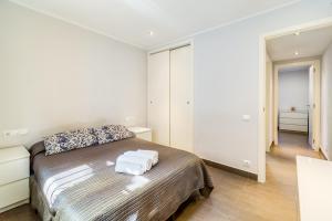 a bedroom with a bed with two towels on it at Hauzify I Apartament Edelweiss in Platja d'Aro